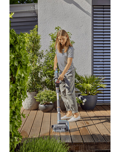 GARDENA Akumulátorová záhradná kefa AquaBrush Patio 03/18V P4A s batériou