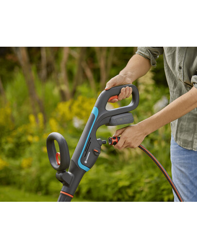 GARDENA Akumulátorová záhradná kefa AquaBrush Patio 03/18V P4A s batériou