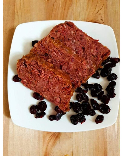 COUNTRY&NATURE Konzerva pre psov s divinou a  s brusnicami 410 g